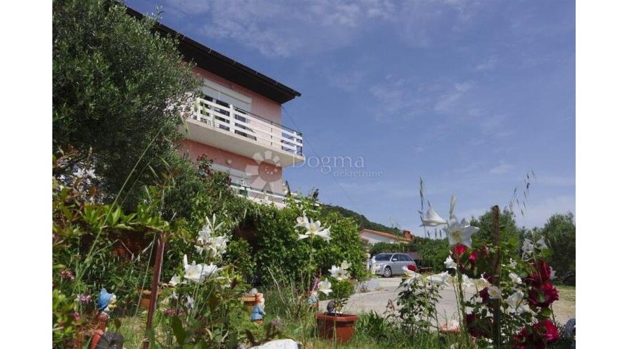 OTOK RAB KUĆA SA 5 APARTMANA