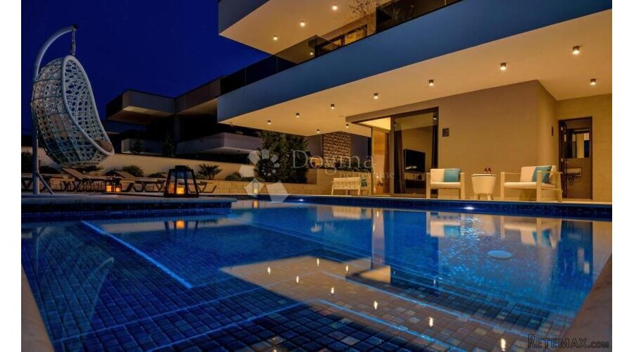 MARINA KOD TROGIRA – LUXUZNE VILLE LUCY ***** VILLA LEMON