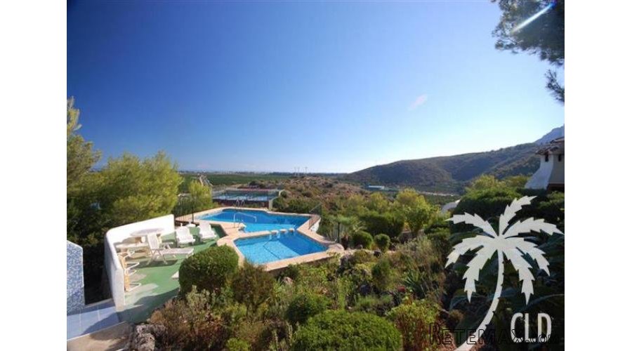 Fantastic views from this pretty semi-detached house on.. - 2