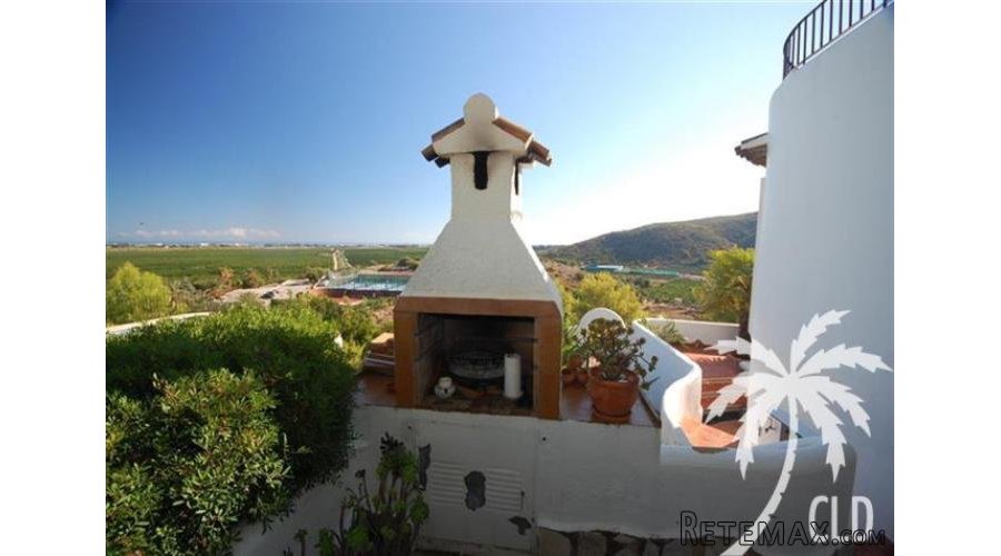 Fantastic views from this pretty semi-detached house on.. - 3