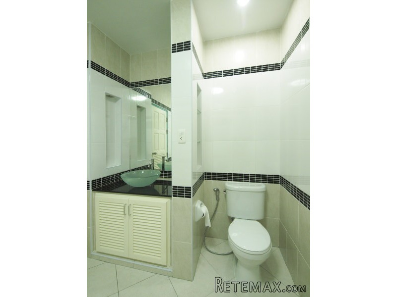 Villa with private pool near center..