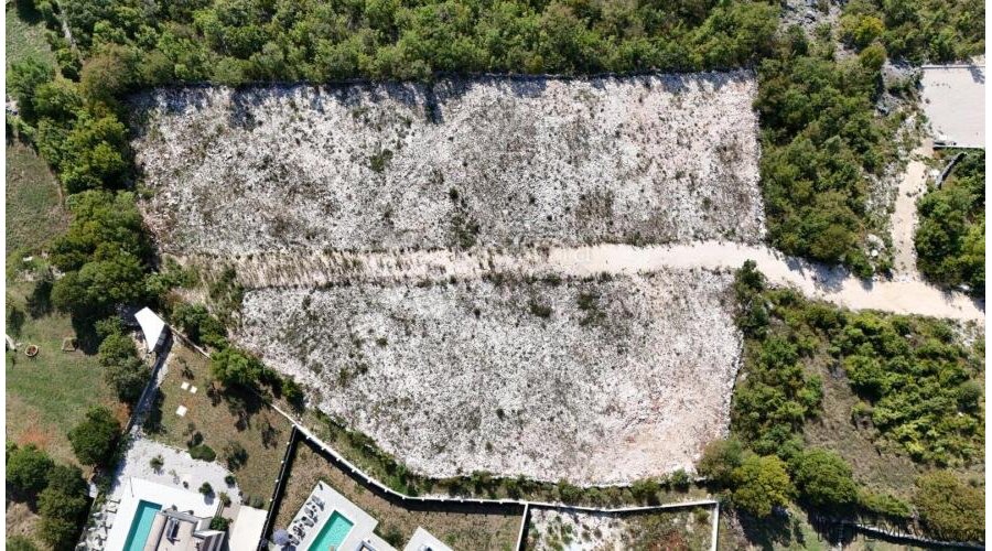 PRILIKA! GRAĐEVINSKO ZEMLJIŠTE NADOMAK MORA! Okolica Labina