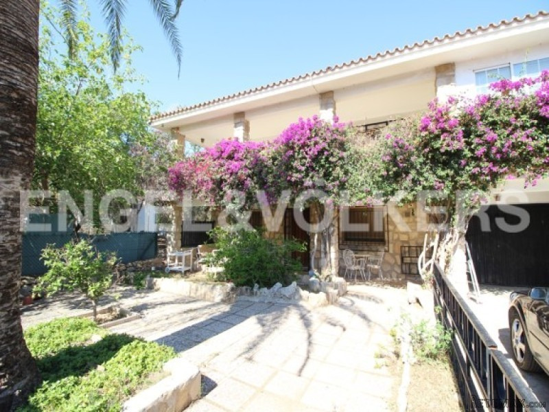 Villa With Large Plot In Benidorm