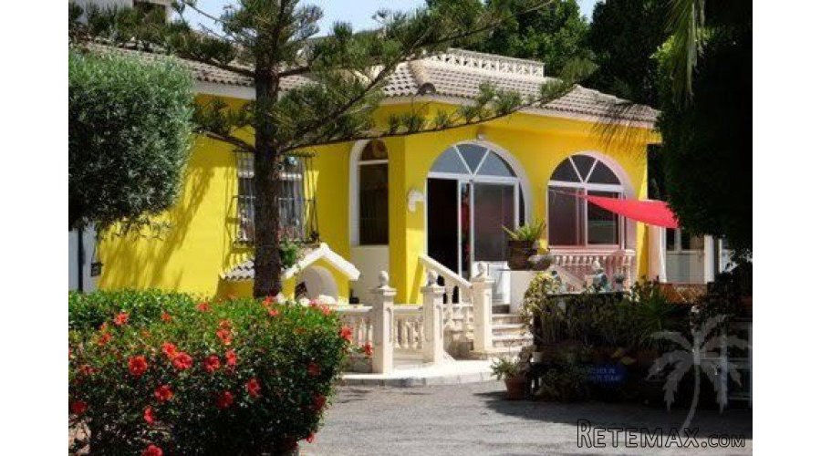 Beautiful villa located on the south with 4 spacious..