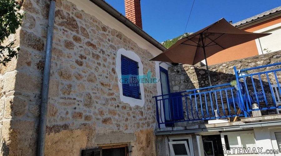 Bribir- etaža kuće sa dijelom dvorišta