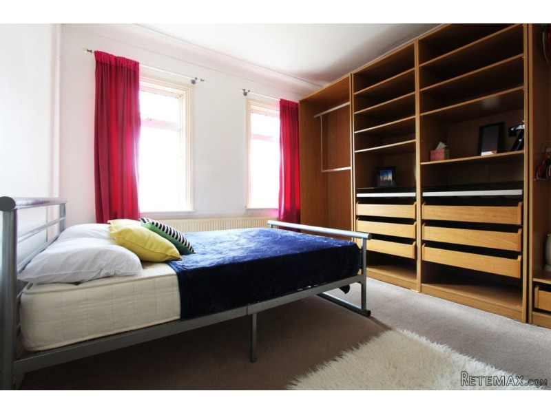 Single with double bed near Stratford..