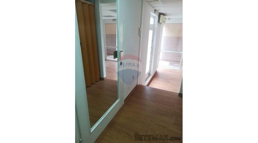 Exluzivno! Poslovni prostor u centru grada, 1. red do mora