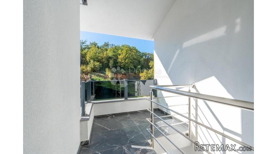 APARTMAN U NOVOGRADNI - UVALA SOLINE
