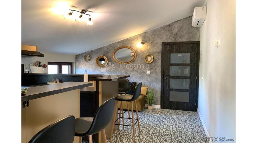 ROVINJ - PREKRASAN TROSOBNI STAN S VELIKOM TERASOM