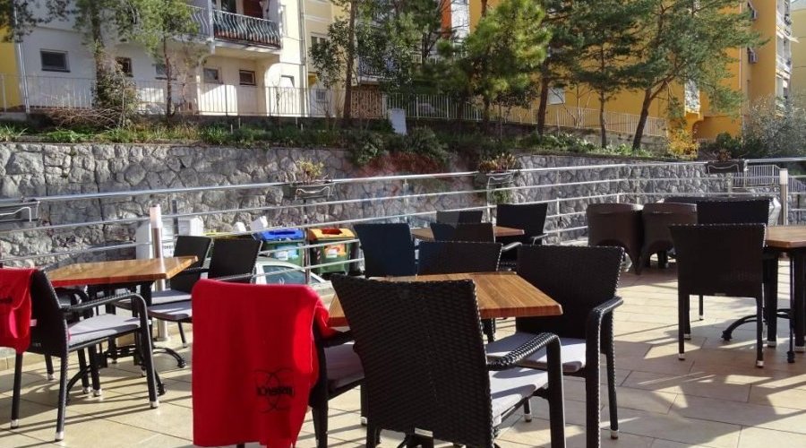 Rijeka - caffe bar, potpuno opremljen, uhodan