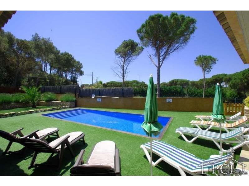Detached house with private pool in..