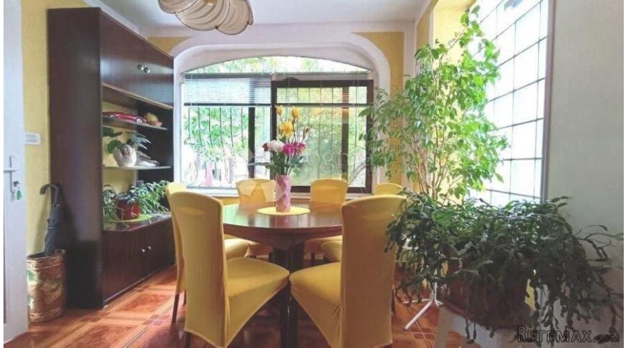 KASTAV SAMOSTOJEĆA KUĆA SA DVA STANA