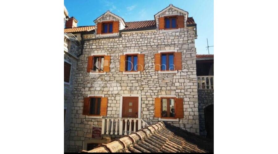 Prilika! Poslovno-stambena vila u Supetru, Brač