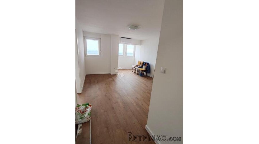 Potpuno renoviran stan 62 m2 u Šibeniku - Baldekin