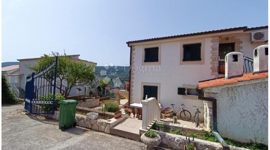 Kuća s 4 apartmana - Marina