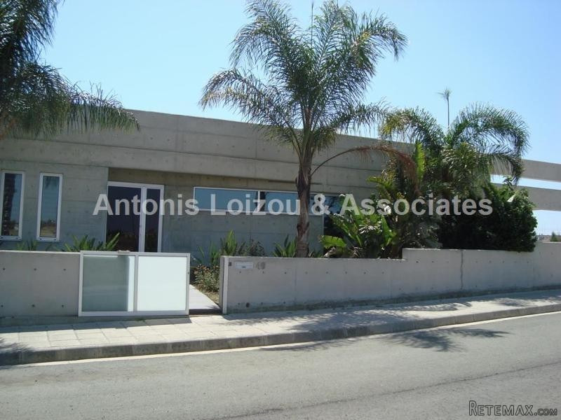 3 Bedroom Detached House in Psimolofou - 2