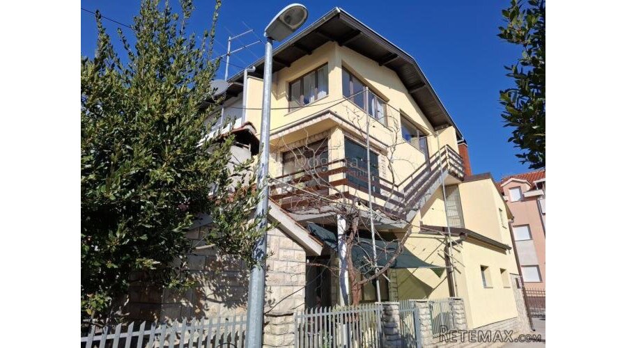 Kuća u Vodicama poviše hotela Imperijal