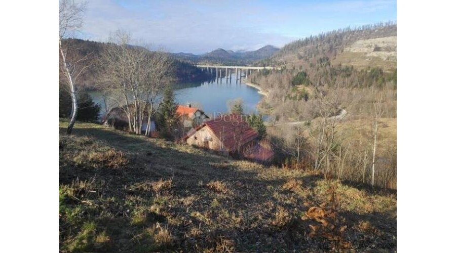 Atraktivni teren u Fužinama uz jezero Bajer