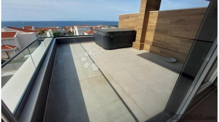 NOVALJA Penthouse novogradnja s panoramskim pogledom na more