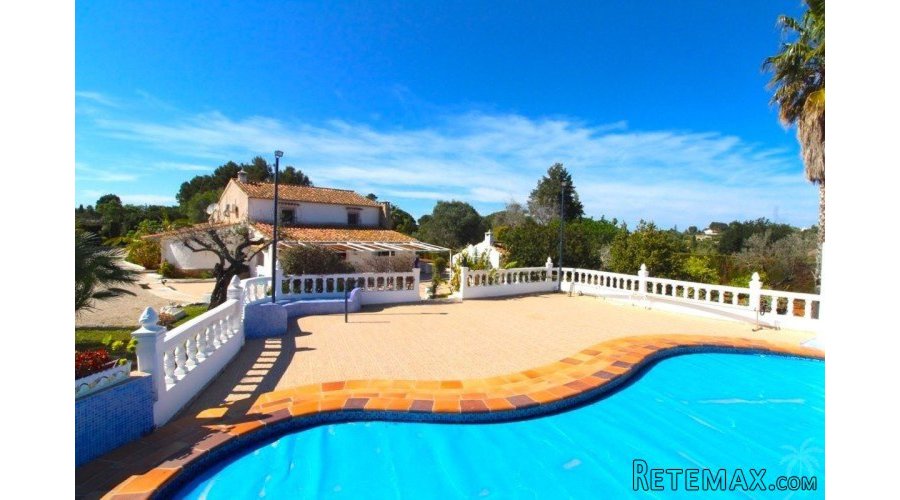 Completely renovated rustic house located in a quiet area..