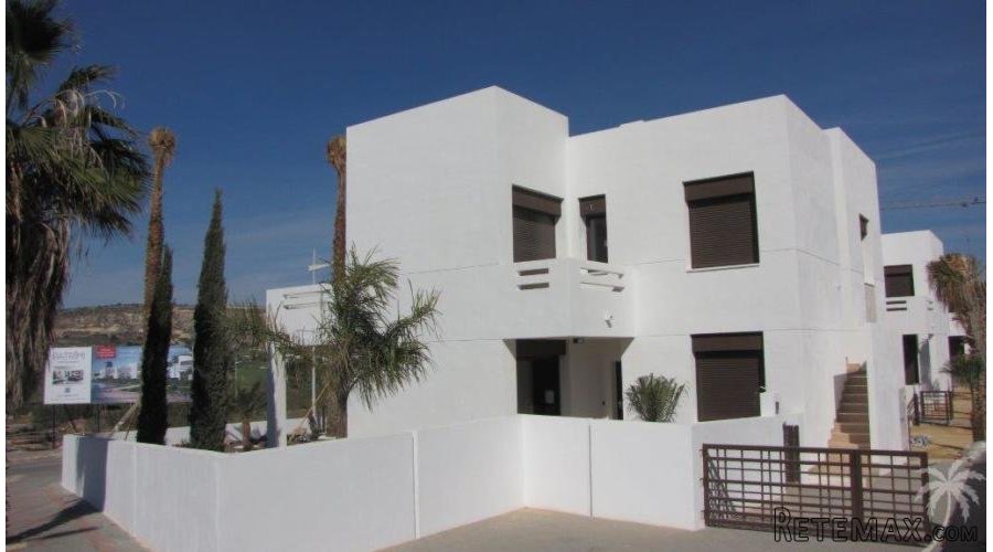 In Algorfa, close to the golf course, these modern..