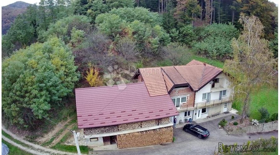 Imanje sa odvojenim stambenim prostorima i pomoćnom zgradom!