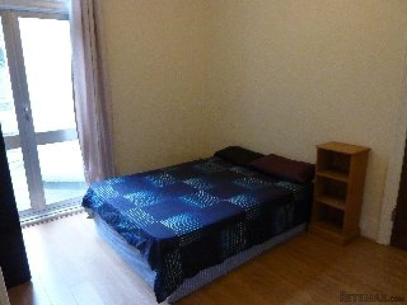 Single with double bed near Turnpike..