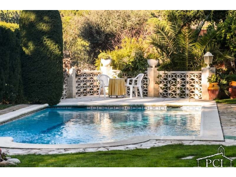 /122 Nice house with private pool.
