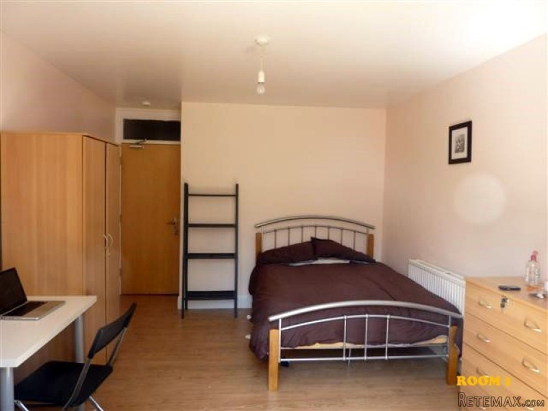 Single with double bed near Manor House..