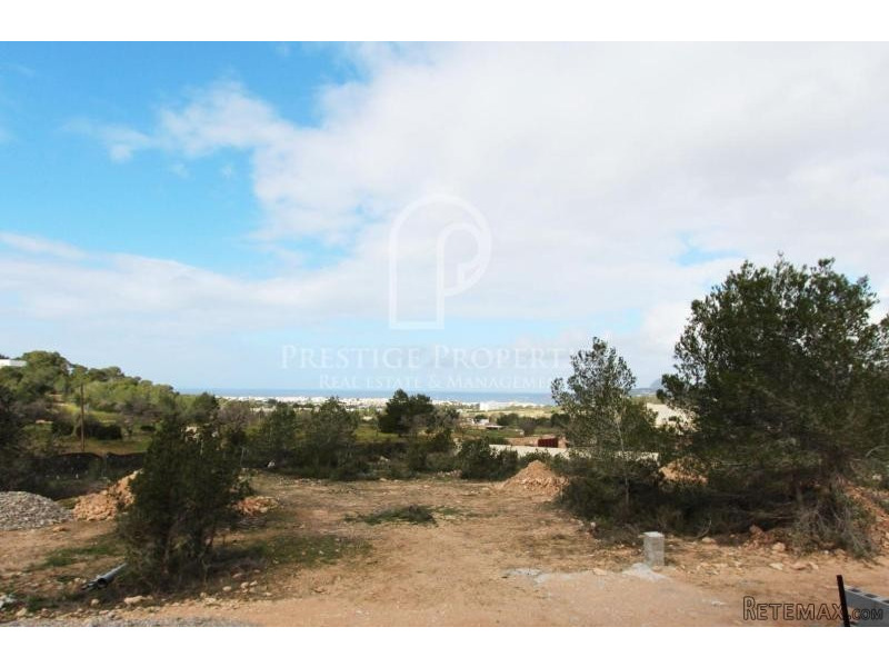 Plot with sea views and building..
