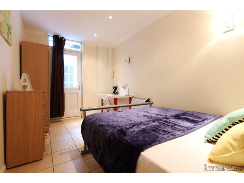 Single with double bed near Warren..
