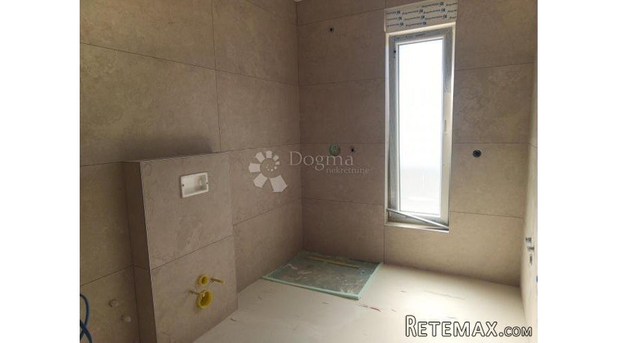 Novogradnja - 127,5m2 s bazenom i krovnom terasom - 2