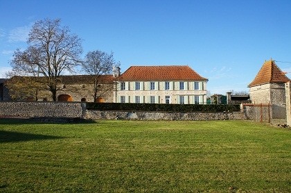 Beautiful Charentaise house with lots..