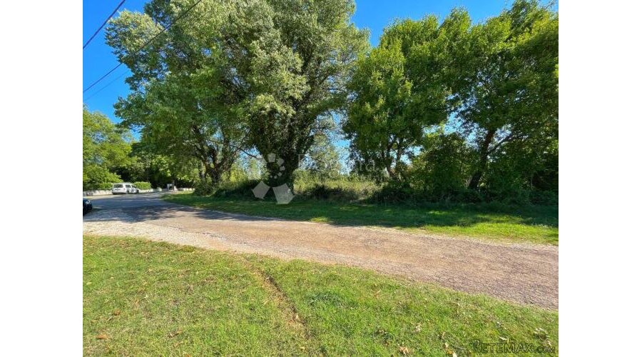 Prostrano građevinsko zemljište 1304 m²