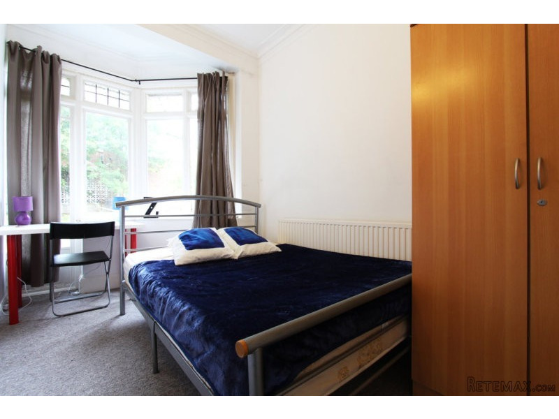 Single with double bed near Brent Cross..