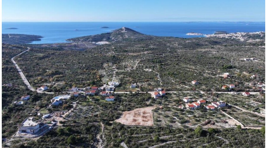 Građevinsko zemljište od 1285m2 u zaleđu Primoštena - 2