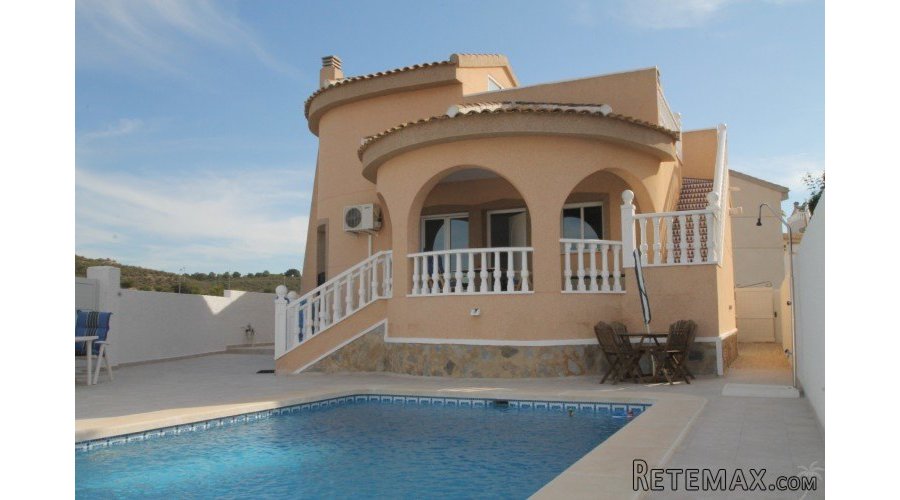 This single storey villa with spectacular views over the..