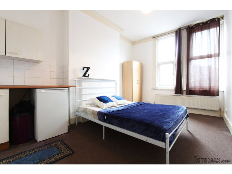 Single with double bed near Kilburn..