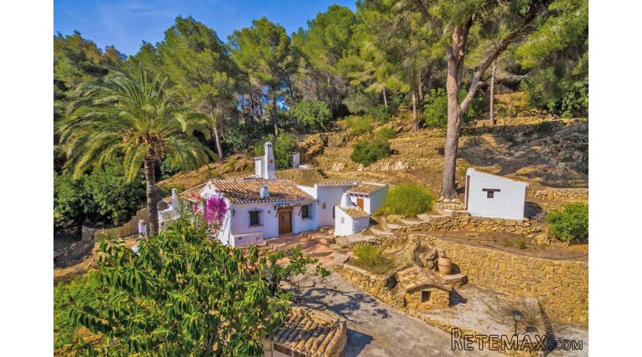 Ideally located right on the edge of the village, this..