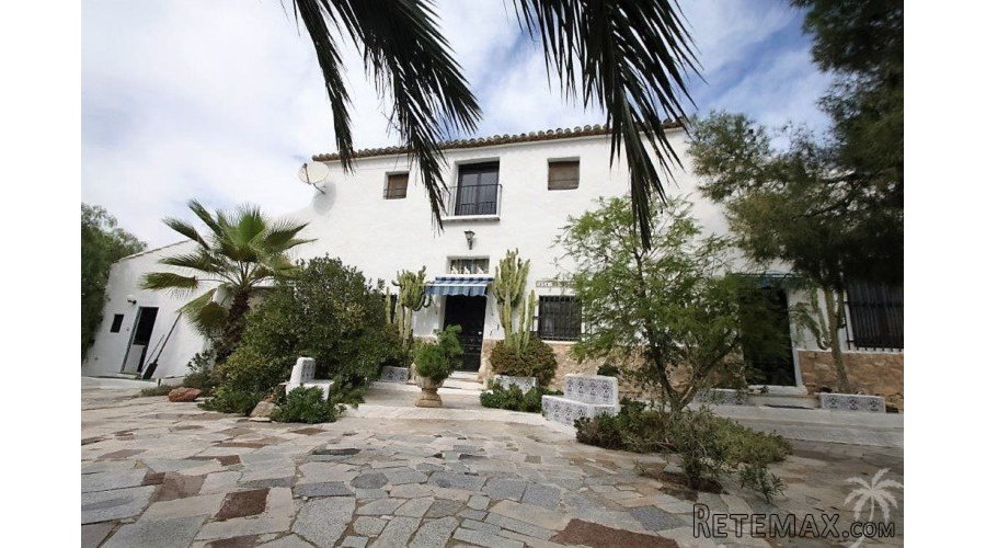 Well maintained and spacious finca with a guesthouse on a..