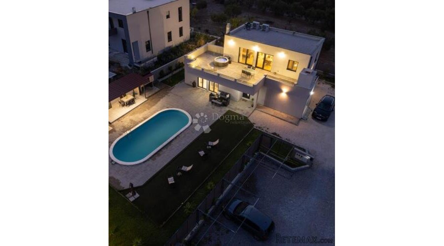 VILLA SA BAZENOM
