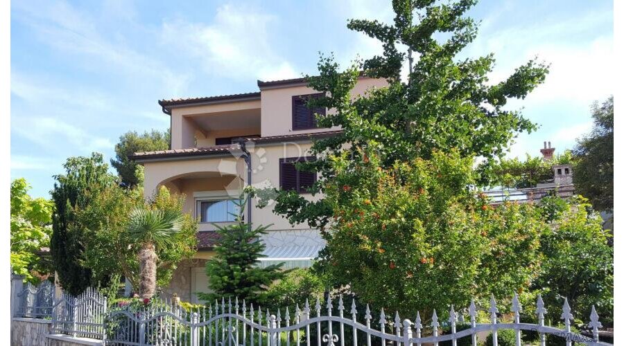 Predivna kuća sa apartmanima 300 m od mora