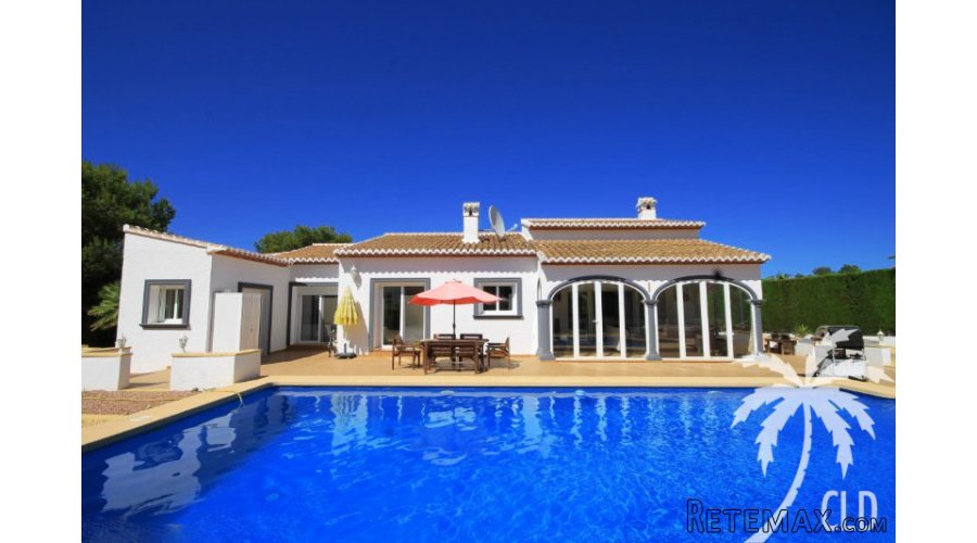 Immaculate villa, located on a south facing plot with shops..