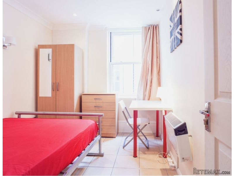 Single with double bed near Warren..