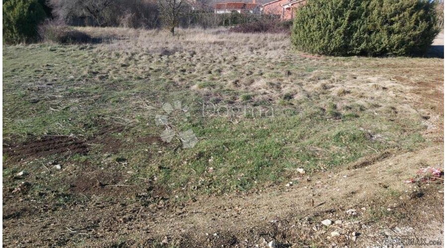 Prostrana građevinska parcela blizu Labina