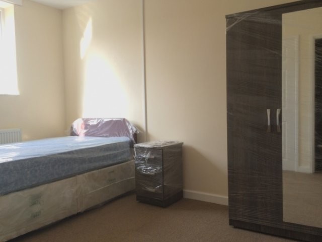 FULLY REFURBISHED DOUBLE ROOM TO LET -.. - 2