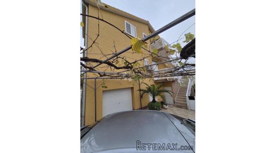 PRODAJE SE – PROSTRANA KUĆA S APARTMANIMA, POGLEDOM NA MORE - 3