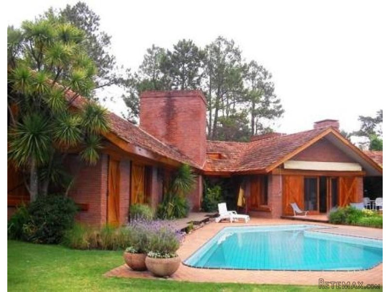4 Bedroom House - For Rent - Golf