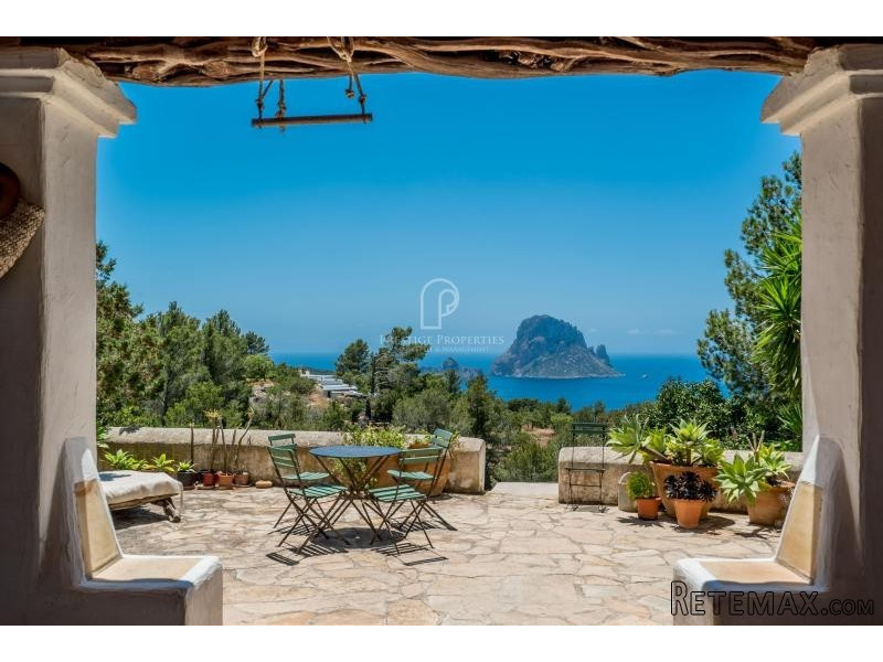 Spectacular estate with various.. - 2