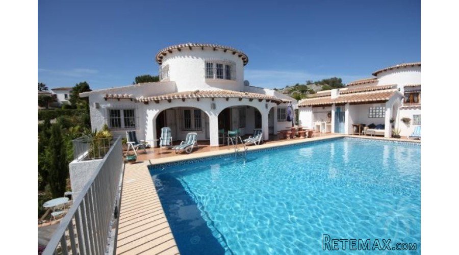 Detached villa in Monte Pego, with multiple services such..